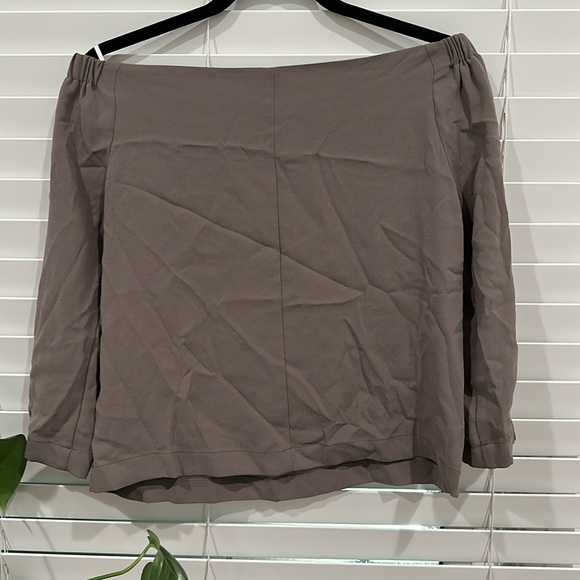 ARITZIA BABATON ✨ Off the Shoulder Chiffon Grey Business Blouse Top Size XS - Picture 5 of 5